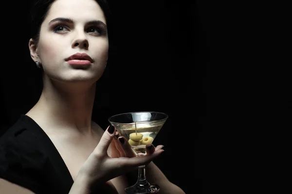 Belle jeune fille avec verre de martini — Photo