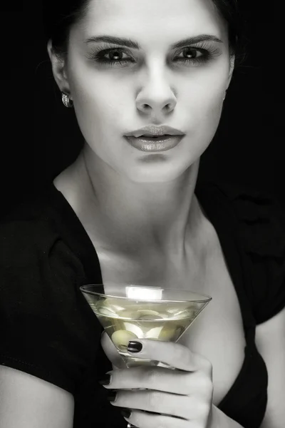 玻璃马提尼酒的漂亮年轻女孩 — 图库照片
