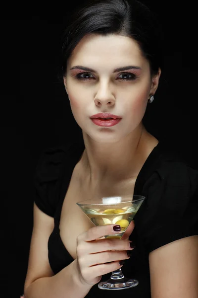 玻璃马提尼酒的漂亮年轻女孩 — 图库照片