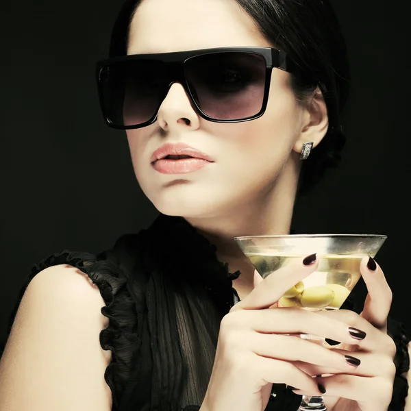 Красивая молодая девушка со стаканом мартини — стоковое фото