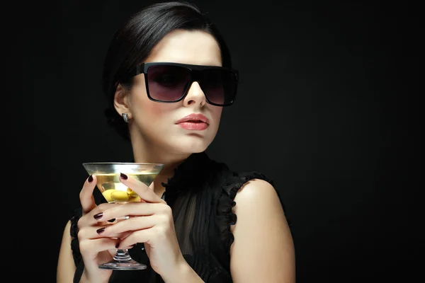 Schönes junges Mädchen mit einem Glas Martini — Stockfoto