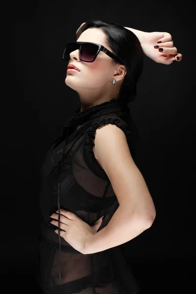 ファッションのスタイルで黒い服でエレガントな性的な女性 — ストック写真