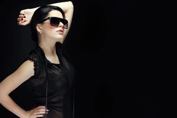 Mulher sexual elegante em roupas pretas em estilo de moda — Fotografia de Stock