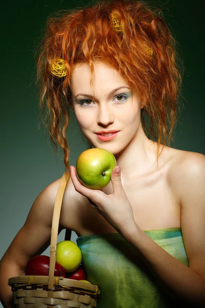 Porträtt av vackra sexuella rödhåriga flicka med äpplen — Stockfoto