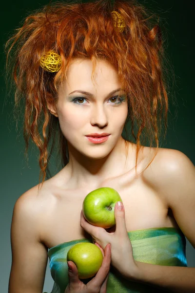 Retrato de bela menina ruiva sexual com maçãs — Fotografia de Stock