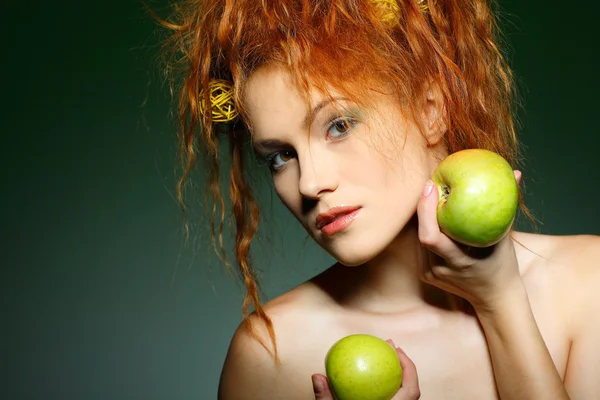 Retrato de hermosa chica pelirroja sexual con manzanas — Foto de Stock