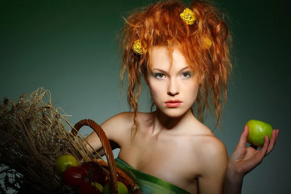 Porträtt av vackra sexuella rödhåriga flicka med äpplen — Stockfoto