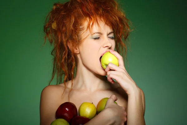 Elma ile cinsel güzel kızıl saçlı kız portresi — Stok fotoğraf