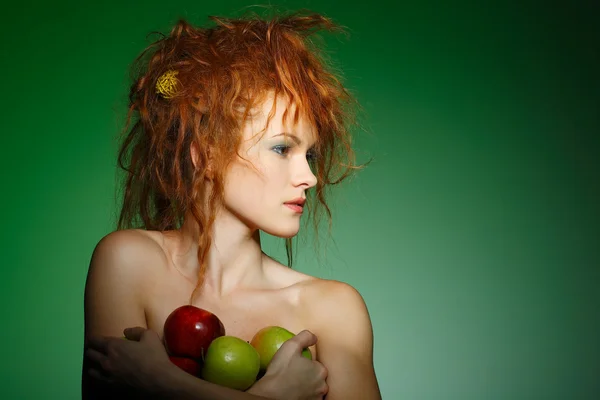 Retrato de bela menina ruiva sexual com maçãs — Fotografia de Stock