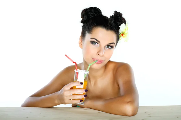 Красивая сексуальная девушка со стаканом сока — стоковое фото