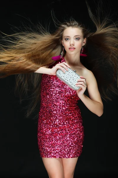 Krásná mladá žena je v brilantní růžové oblečení — Stock fotografie
