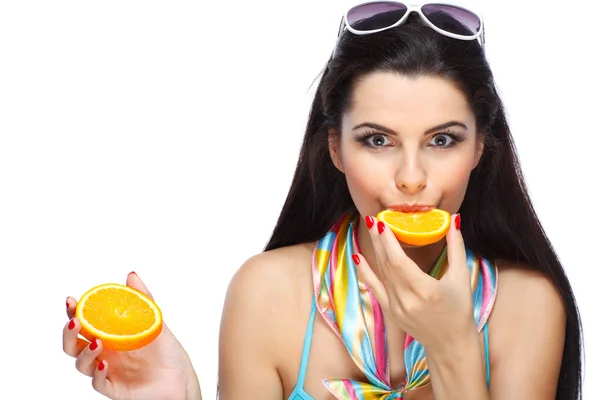 Menina em um terno de banho turquesa com laranja, isolado em um fundo branco, emoções — Fotografia de Stock