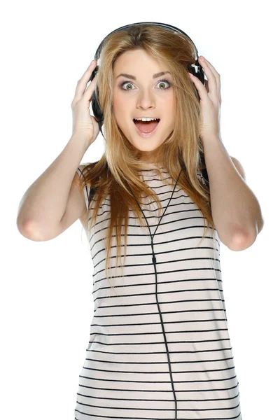 Belle fille avec écouteurs isolés sur un fond blanc — Photo