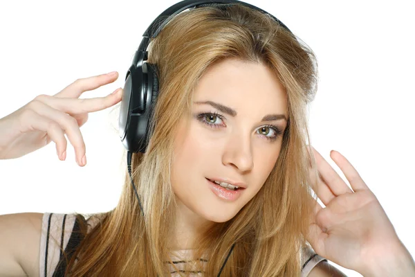 Menina bonita com fones de ouvido isolados em um fundo branco — Fotografia de Stock