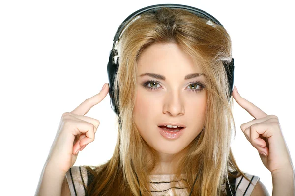 Hermosa chica con auriculares aislados sobre un fondo blanco — Foto de Stock