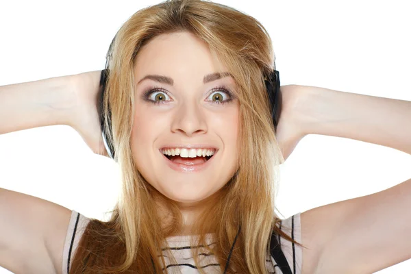 Menina bonita com fones de ouvido isolados em um fundo branco — Fotografia de Stock
