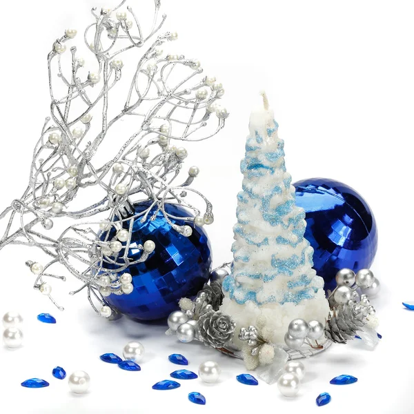 Bela composição de Natal é isolado em um fundo branco — Fotografia de Stock