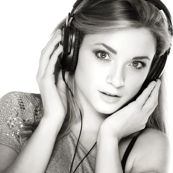 Όμορφη κοπέλα με ακουστικά που απομονώνονται σε λευκό φόντο — Φωτογραφία Αρχείου