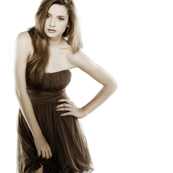 Güzel, genç bir kadın beyaz bir arka plan üzerinde izole kahverengi elbiseler mevcuttur — Stok fotoğraf