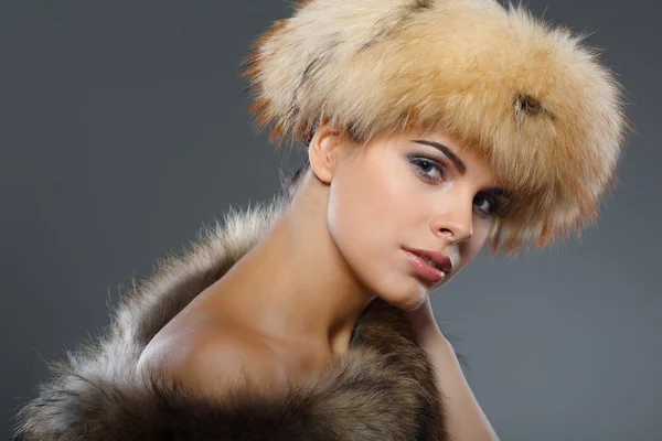 Una foto di bella ragazza sessuale è in abiti di pelliccia — Foto Stock
