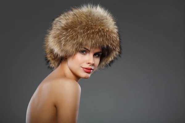 Una foto di bella ragazza sessuale è in abiti di pelliccia — Foto Stock