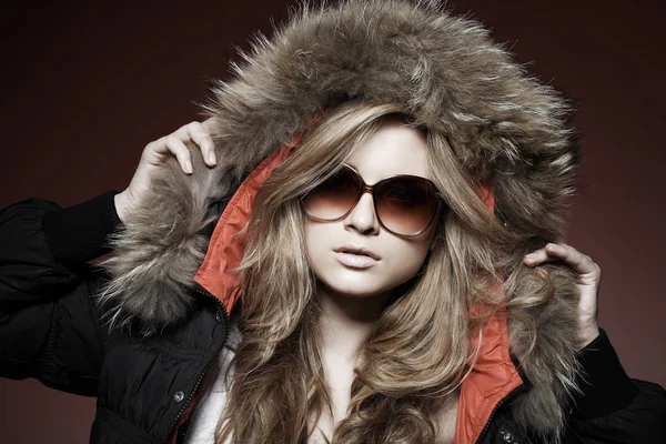 Een foto van seksuele mooi meisje is in mode stijl in een jas met een bont — Stockfoto