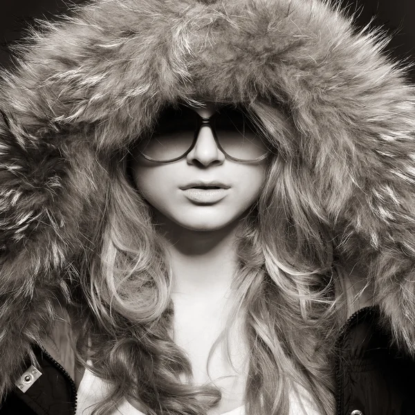 Uma foto da menina bonita sexual está em estilo de moda em uma jaqueta com uma pele — Fotografia de Stock