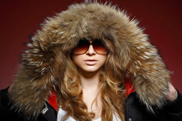 Een foto van seksuele mooi meisje is in mode stijl in een jas met een bont — Stockfoto