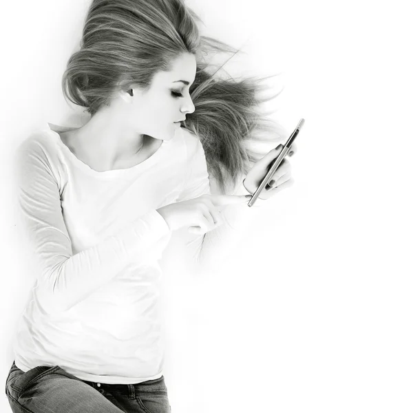Belle fille à tête blanche, lisant un livre électronique — Photo