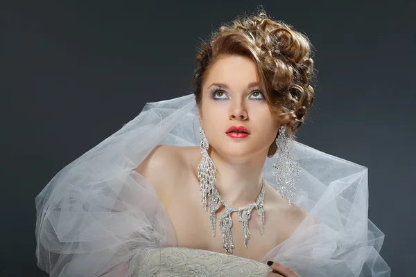 Um retrato de bela menina de cabeça branca está em casamentos acessórios casados — Fotografia de Stock
