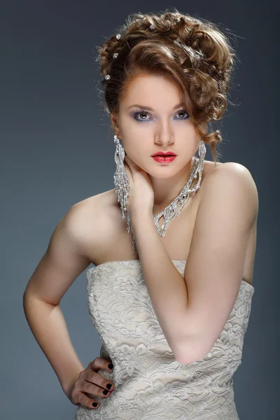 Ein Porträt der schönen weißköpfigen Mädchen ist in Hochzeitsaccessoires hochzeit — Stockfoto