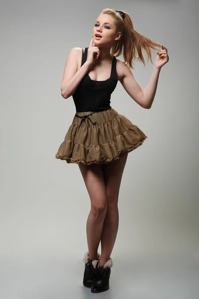 Güzel bir genç kadın koyu elbiselerle olduğunu — Stok fotoğraf