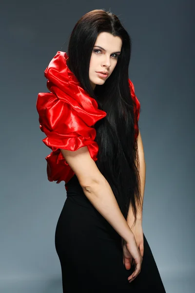 Элегантная сексуальная женщина в черной одежде в стиле моды — стоковое фото