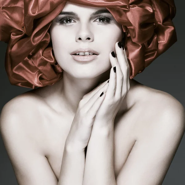 Ett foto av vacker brunett är i stil med pinup, glamur — Stockfoto