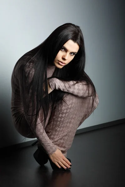 Egy gyönyörű fiatal nő fotó van a barna clothesl van a divat-stílus, — Stock Fotó