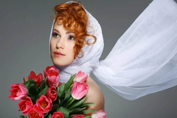 세로 복고풍 스타일에 아름 다운 빨간 머리 소녀 — 스톡 사진