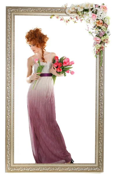 Gyönyörű vörös hajú lány, tulipán, csokor, ami áll egy arany keretben, virágos, elszigetelt fehér background — Stock Fotó