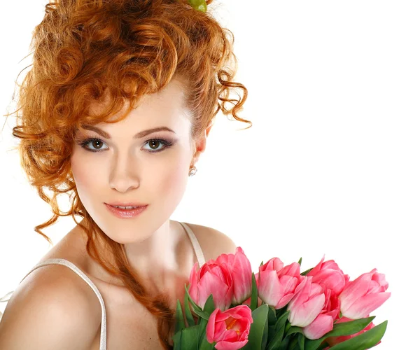 白い背景で隔離のチューリップの花束と美しい赤毛の女の子 — ストック写真