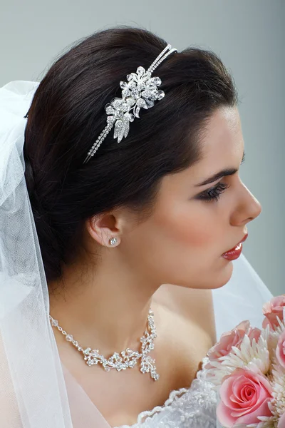 Una morena es hermosa en un vestido de novia, decoración de la boda — Foto de Stock