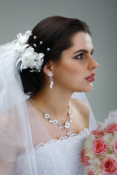 Брюнетка красивая в свадебном платье, свадебное украшение — стоковое фото