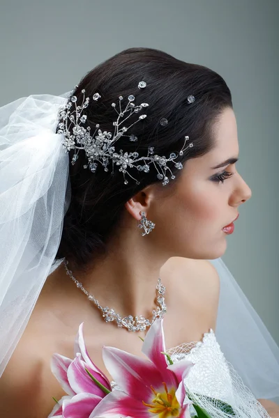 A brunette is beautiful in a wedding-dress, wedding decoration — Stock Photo, Image