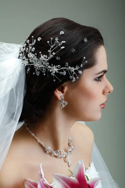 Brunetka jest piękny w sukni ślubnej, dekoracji ślubnej — Zdjęcie stockowe