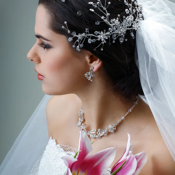 Brunetka jest piękny w sukni ślubnej, dekoracji ślubnej — Zdjęcie stockowe