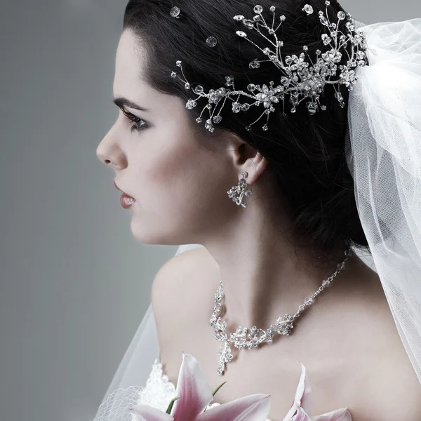 Eine Brünette ist schön in einem Brautkleid, Hochzeitsdekoration — Stockfoto