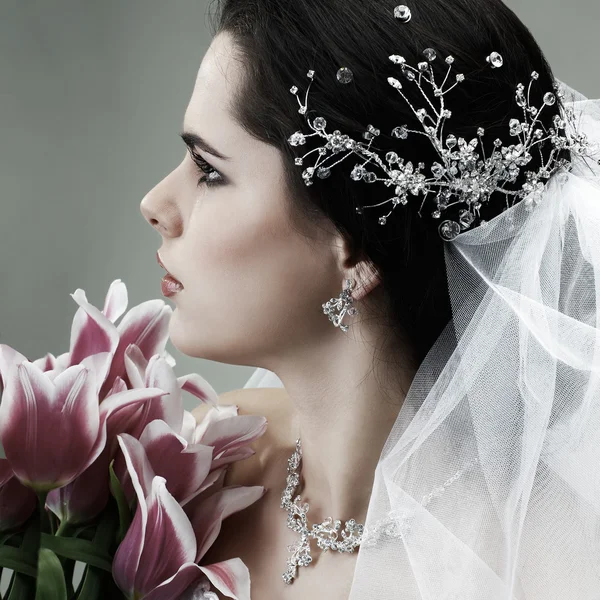 Una morena es hermosa en un vestido de novia, decoración de la boda —  Fotos de Stock