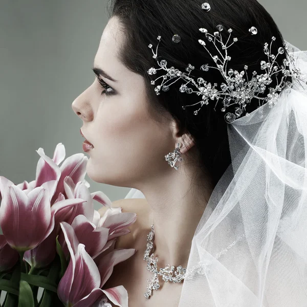 Una morena es hermosa en un vestido de novia, decoración de la boda — Foto de Stock