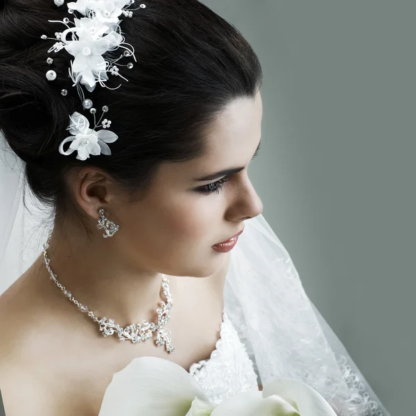 Брюнетка красива в весільній сукні, прикраса весілля — стокове фото