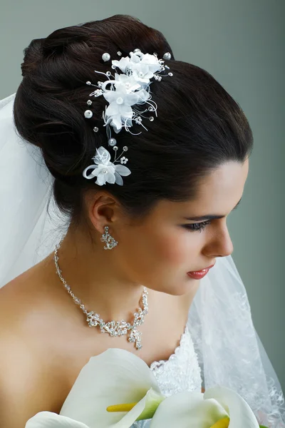 Una bruna è bella in un abito da sposa, decorazione nuziale — Foto Stock