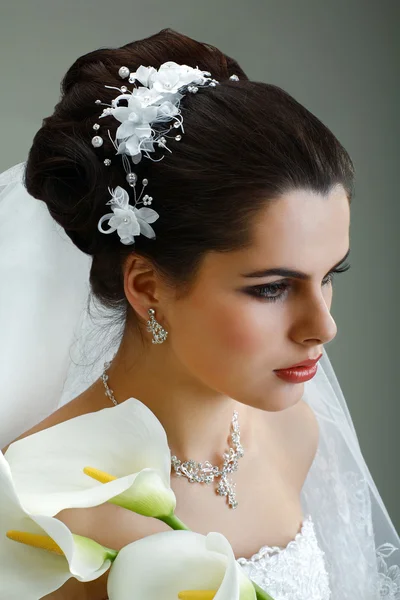 ブルネットは、ウェディング ドレス、結婚式の装飾で美しいです。 — ストック写真