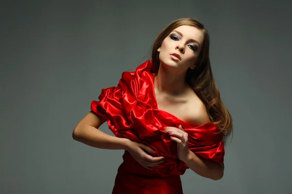 Krásná mladá žena je v červených šatech — Stock fotografie